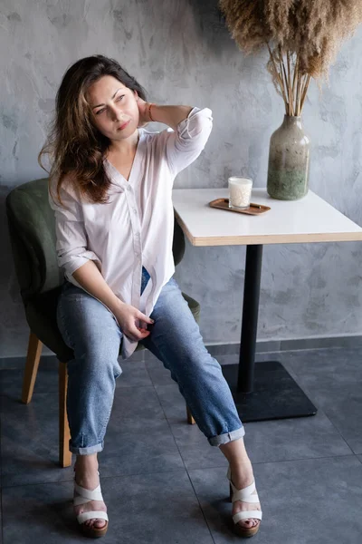 Belle brune femme fille en chemisier blanc et jeans dans loft café intérieur. pause café. travailleur heureux. — Photo