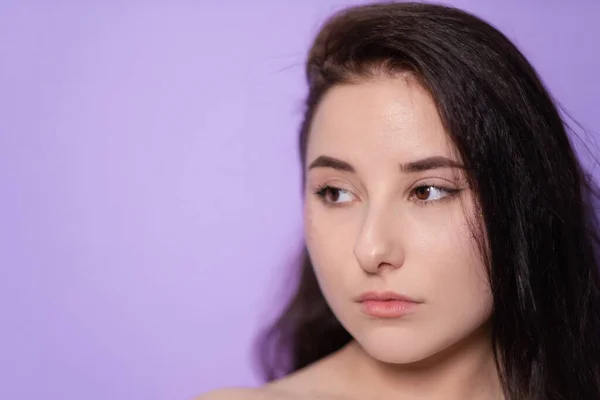 Mooie brunette meisje vrouw op zeer Peri achtergrond. trendy kleur 2022. licht paars — Stockfoto