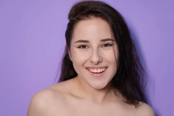Schöne junge brünette Mädchen Frau auf sehr Peri Hintergrund. Trendfarbe 2022. hellviolett. violett — Stockfoto