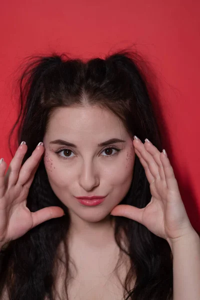 Mulher morena atraente no fundo vermelho. retrato de menina bonita — Fotografia de Stock