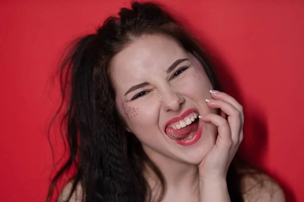 Atractiva mujer morena sobre fondo rojo. retrato de hermosa chica — Foto de Stock