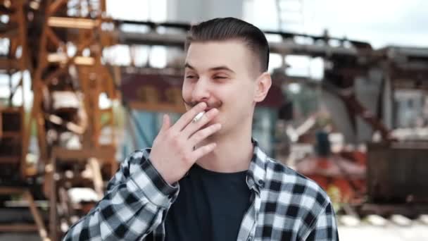 Pria tampan dengan kumis berkumis hitam dan putih merokok di luar. kebiasaan buruk — Stok Video