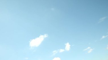 Beyaz bulutlar parlak mavi bir gökyüzünde uçar. Güneşli yaz gününde gökyüzü açık. Bahar bulutları arka planı. Güneş yaz aylarında ışıldıyor parlak güneş ışığında. Boşluğu kopyala