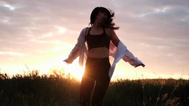 Parlayan Güneş. Farkındalık, pozitif akıl, şimdiki zamanda yaşamak, yavaş yaşam. Gün batımında genç mutlu bir kadının açık hava portresi.