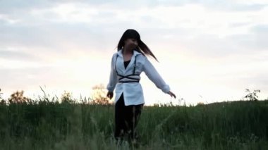 Parlayan Güneş. Farkındalık, pozitif akıl, şimdiki zamanda yaşamak, yavaş yaşam. Gün batımında genç mutlu bir kadının açık hava portresi..