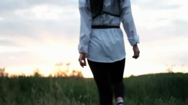 Parlayan Güneş. Farkındalık, pozitif akıl, şimdiki zamanda yaşamak, yavaş yaşam. Gün batımında genç mutlu bir kadının açık hava portresi..