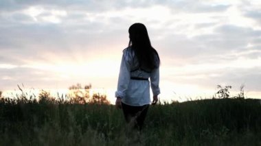 Parlayan Güneş. Farkındalık, pozitif akıl, şimdiki zamanda yaşamak, yavaş yaşam. Gün batımında genç mutlu bir kadının açık hava portresi..