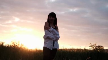 Parlayan Güneş. Farkındalık, pozitif akıl, şimdiki zamanda yaşamak, yavaş yaşam. Gün batımında genç mutlu bir kadının açık hava portresi..