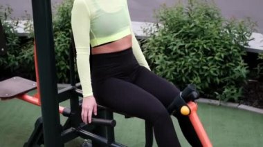Spor kıyafetleriyle spor yapan spor kızı, yoga yapıyor. Sokakta, spor salonunda, açık hava sporlarında, şehir stilinde..