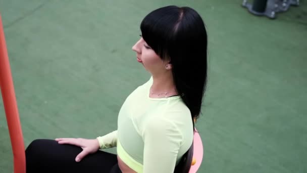 Fitness Ragazza Sportiva Nella Moda Abbigliamento Sportivo Fare Yoga Esercizio — Video Stock