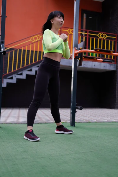 Mulher Desportiva Preto Verde Sportswear Fazendo Exercícios Esportivos Fora Parque — Fotografia de Stock
