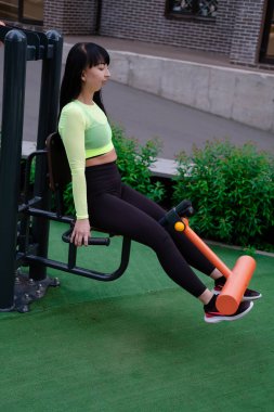 Siyah ve yeşil spor kıyafetleri içinde spor salonunda spor egzersizleri yapan bir kadın. Mükemmel sağlıklı ince vücut.