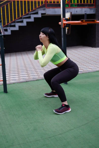 Mulher Desportiva Preto Verde Sportswear Fazendo Exercícios Esportivos Fora Parque — Fotografia de Stock