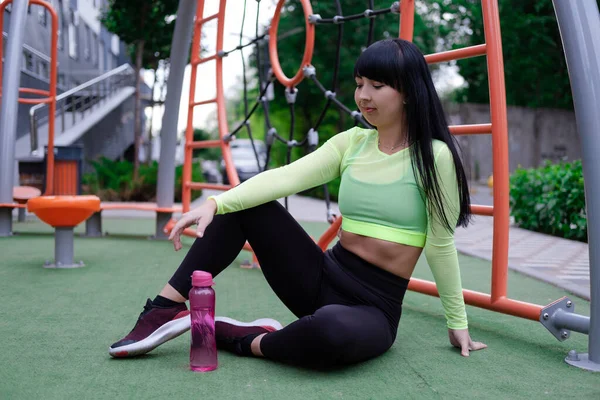 Encantador Fitness Menina Esporte Moda Preto Verde Sportswear Com Uma — Fotografia de Stock