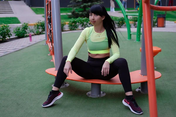 Donna Sportiva Abbigliamento Sportivo Nero Verde Che Esercizi Sportivi All — Foto Stock