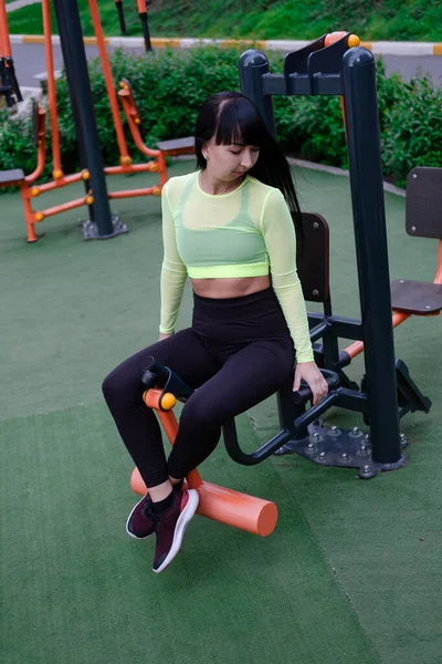 Mulher Morena Bonita Moda Sportswear Fazendo Alguns Exercícios Esportivos Fora — Fotografia de Stock