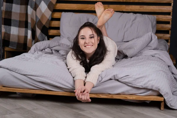 Sıska Genç Bir Kadın Yatakta Geriniyor Gerçekten Rahatlamış Hissediyor Evdeki — Stok fotoğraf