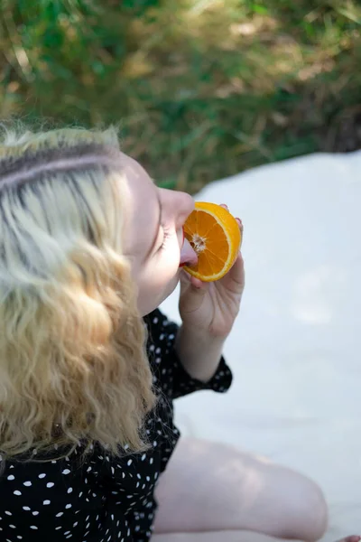 Retrato Una Encantadora Adolescente Rubia Con Una Naranja Fresca Aire —  Fotos de Stock