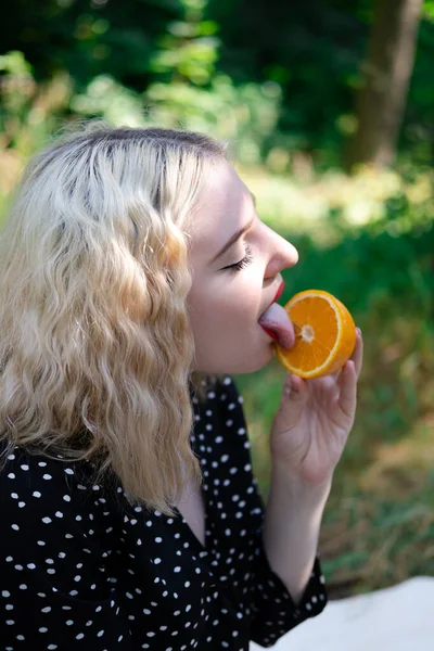 Portret Uroczej Blondynki Nastolatki Świeżą Pomarańczą Świeżym Powietrzu Lesie Lub — Zdjęcie stockowe