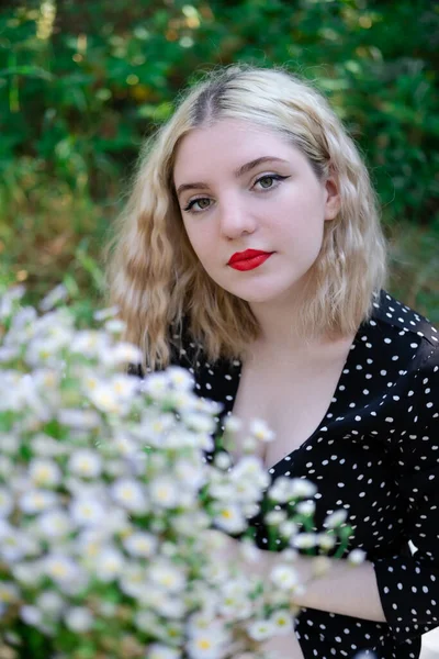 Beyaz Kır Çiçekleriyle Dolu Çekici Sarışın Bir Kızın Portresi Çiçekli — Stok fotoğraf