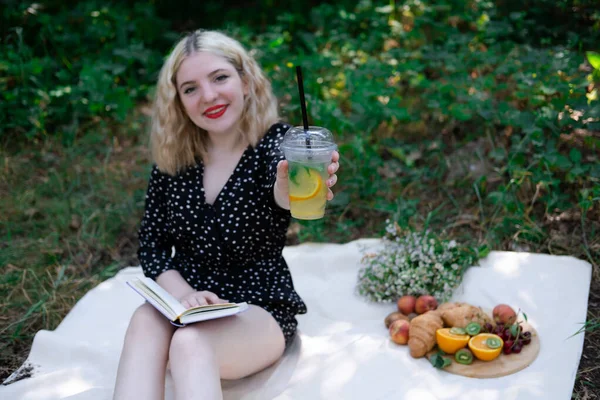 Parkta Piknik Yapan Genç Bir Kadının Portresi Lezzetli Atıştırmalıklarla Dolu — Stok fotoğraf