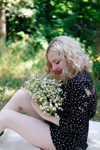 Retrato Comovente Uma Menina Loira Encantadora Com Buquê Flores Silvestres — Fotografia de Stock