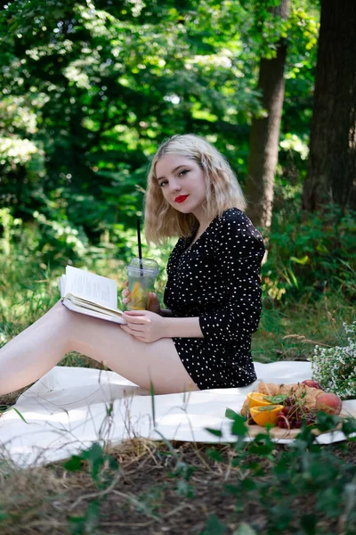 Parkta Ekose Bir Piknikte Lezzetli Atıştırmalıklarla Güzel Sarışın Bir Kadın — Stok fotoğraf