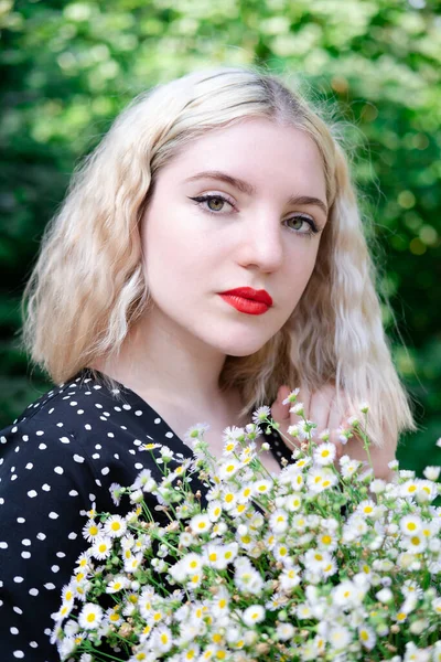 Wzruszający Portret Uroczej Blondynki Bukietem Białych Dzikich Kwiatów Samica Kwiatami — Zdjęcie stockowe
