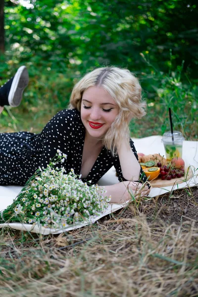 Hübsches Blondes Mädchen Bei Einem Picknick Einem Wald Oder Park — Stockfoto