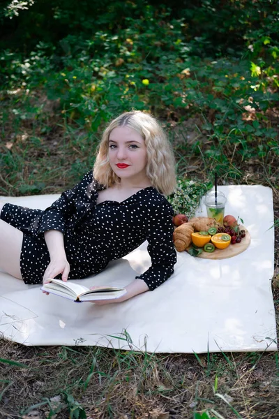 Parkta Piknik Yapan Genç Bir Kadının Portresi Lezzetli Atıştırmalıklarla Dolu — Stok fotoğraf