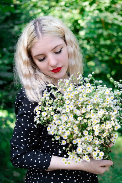 Retrato Conmovedor Una Encantadora Chica Rubia Con Ramo Flores Silvestres —  Fotos de Stock