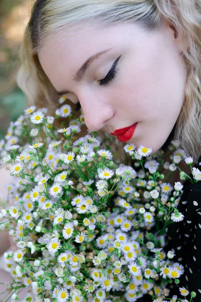 꽃다발을 매력적 소녀의 초상화를 것이다 꽃달린 — 스톡 사진