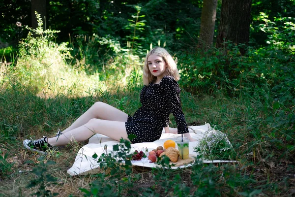 Encantadora Jovem Loira Piquenique Xadrez Parque Com Lanches Saborosos Limonada — Fotografia de Stock