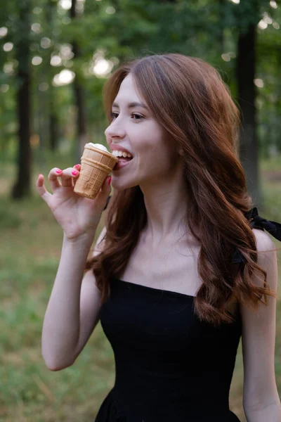 Sonriente Alegre Ucraniana Morena Joven Comiendo Helado Aire Libre — Foto de Stock