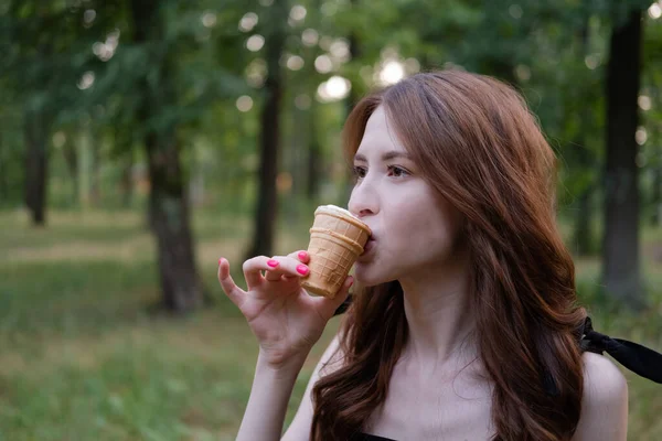 Smiling Cheerful Ukrainian Brunette Young Woman Eating Ice Cream Outdoors — Stock Photo, Image