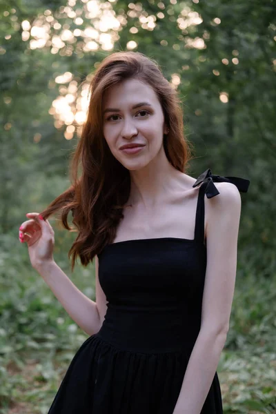 Atrakcyjna Młoda Brunetka Czarnej Sukience Pozująca Lesie Wolność Portret Mody — Zdjęcie stockowe