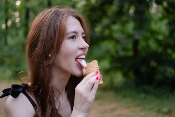 Sonriente Alegre Ucraniana Morena Joven Comiendo Helado Aire Libre — Foto de Stock