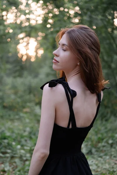 Ormanda Siyah Elbiseli Şehvetli Genç Bir Kadının Portresi Özgürlük Yalnızlık — Stok fotoğraf