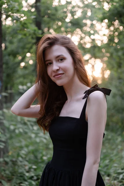 森の中の黒いドレスを着た官能的な若い女性の肖像画 自由も孤独も 自然を愛する — ストック写真
