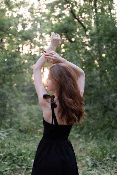 Attraente Giovane Donna Bruna Abito Nero Posa Nella Foresta Libertà — Foto Stock