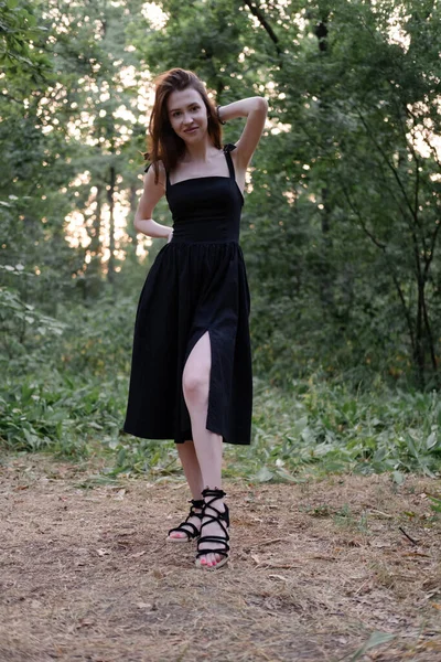 森の中の黒いドレスを着た官能的な若い女性の肖像画 自由も孤独も 自然を愛する — ストック写真