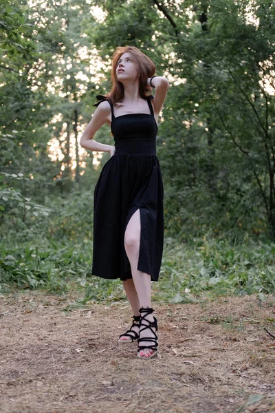 Siyah Elbiseli Çekici Esmer Kadın Ormanda Poz Veriyor Özgürlük Moda — Stok fotoğraf
