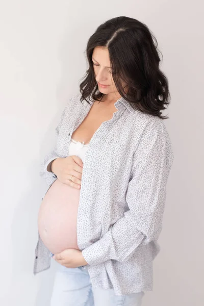 Glückliche Werdende Mutter Tritte Spüren Dicken Bauch Streicheln Lächeln Schwangere — Stockfoto
