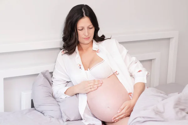 Charmante Schwangere Hemd Auf Dem Bett Glückliche Schwangerschaft — Stockfoto