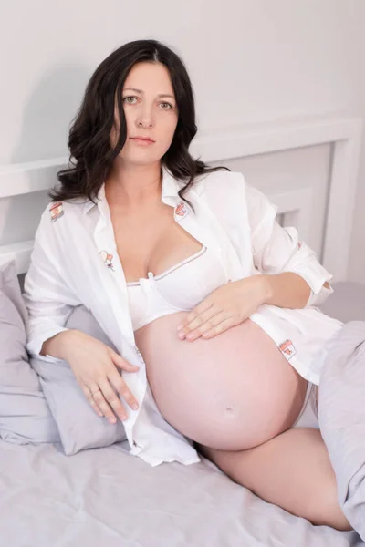 Glückliche Hübsche Frau Genießt Die Schwangerschaft Die Werdende Mutter Ist — Stockfoto