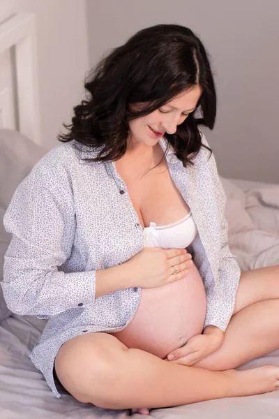 Charmante Schwangere Hemd Auf Dem Bett Glückliche Schwangerschaft — Stockfoto