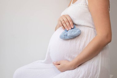 Güzel, hamile bir kadın. Yaklaş. Doğum günün kutlu olsun. Genç anne koca göbekli olacak..