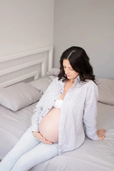 Charmante Schwangere Hemd Auf Dem Bett Glückliche Schwangerschaft — Stockfoto