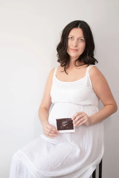 Femme Enceinte Avec Une Photo Échographie Grossesse Profiter Grossesse Temps — Photo