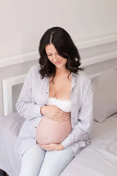 Charmante Schwangere Hemd Auf Dem Bett Glückliche Schwangerschaft — Stockfoto